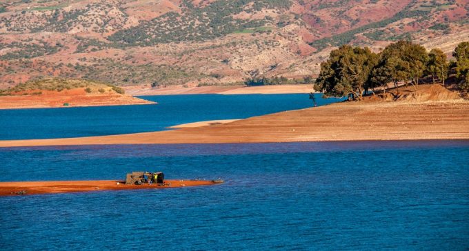 Lac Bin el Ouidane est un paradis caché dans les montagnes de l'Atlas.