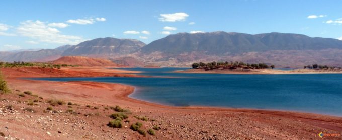 Lac Bin el Ouidane est un paradis caché dans les montagnes de l'Atlas.