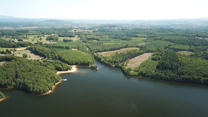 Lac de barrage de Neuvic