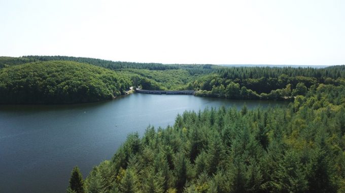 Lac de barrage de Neuvic